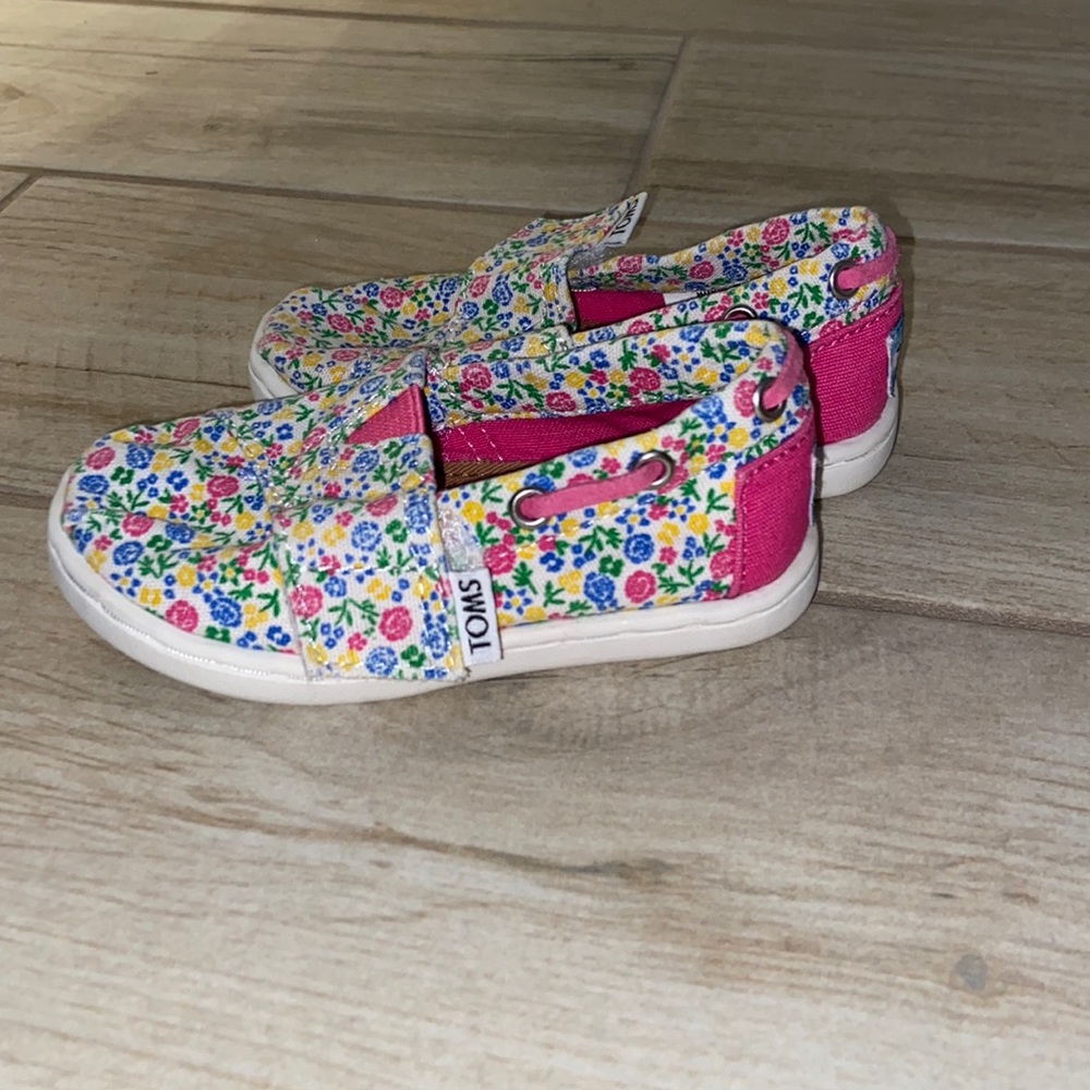 Toms Baby Girl Toddler Shoes 5 or 5T Pink Flowers Slip On Tiny Toms
